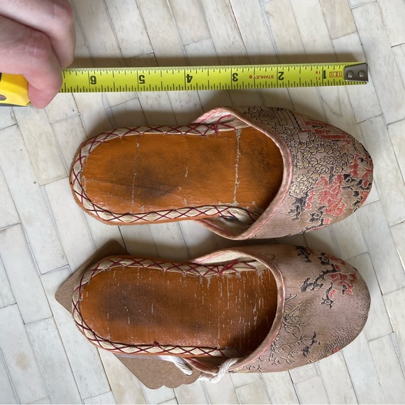 Vintage Chinese baby slippers 1970s pink Chinese slipper silk brocade & leather - Picture 3 of 10